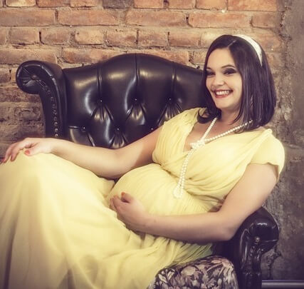 femme enceinte assise dans un fauteuil