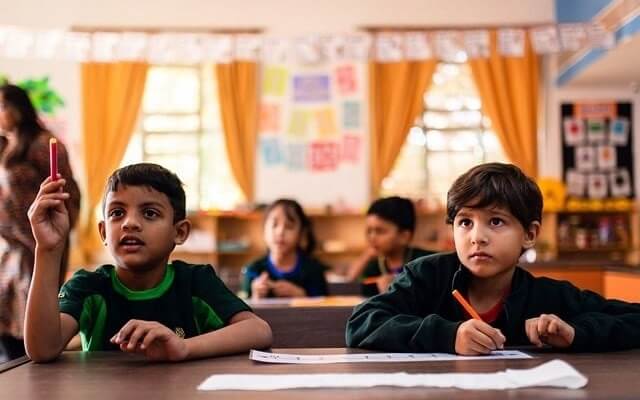 enfants dans une salle de classe