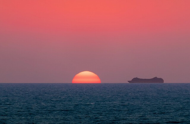 croisière et coucher de soleil du l'eau